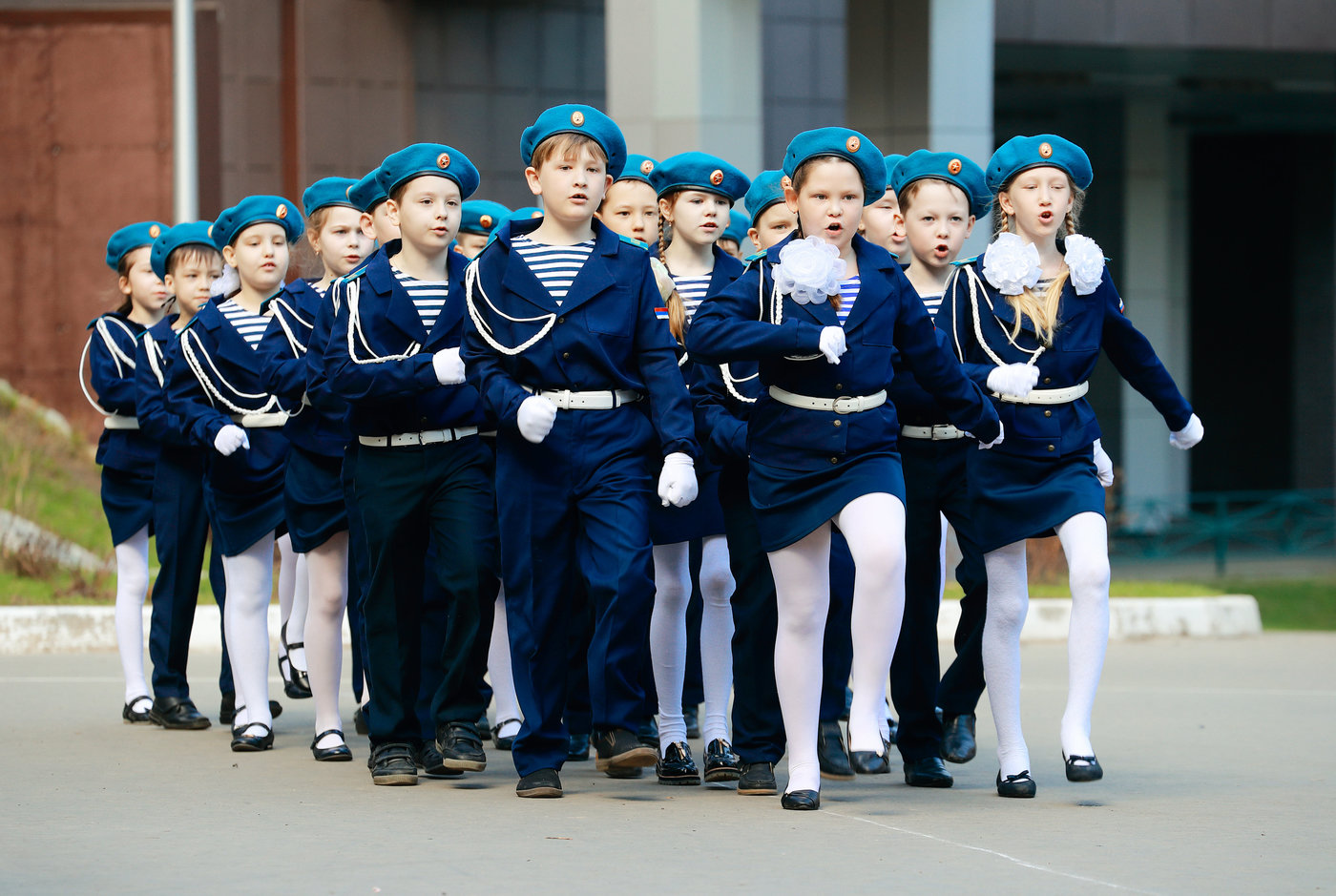 Маршировать под песню. Военная форма для школьников. Парадный морской костюм для девочки. Костюм моряков для школьников. Парадная кадетская форма для девочек.