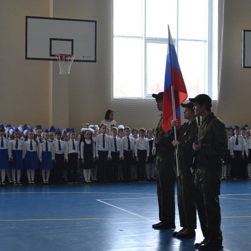 Торжественная церемония поднятия государственного флага Российской Федерации. 