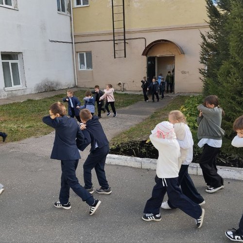 Учебно - тренировочное занятие с целью усиления антитеррористической безопасности на территории школы 02.10.2024