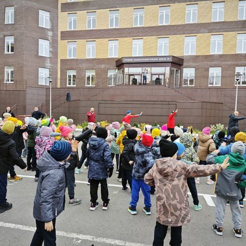 Зажигательная зарядка, приуроченная ко Дню отца, в рамках федерального проекта "Семейная осень".