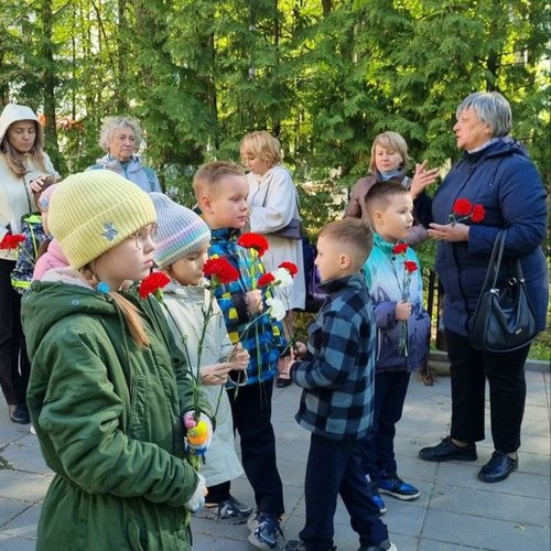Возложение цветов к памятнику «Вечная Слава Героям»