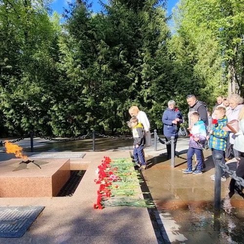 Возложение цветов к памятнику «Вечная Слава Героям»