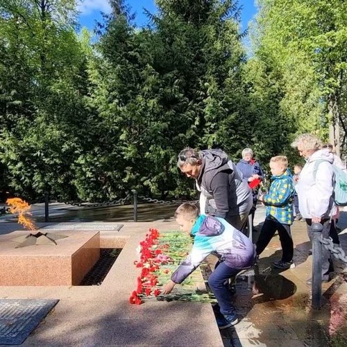 Возложение цветов к памятнику «Вечная Слава Героям»