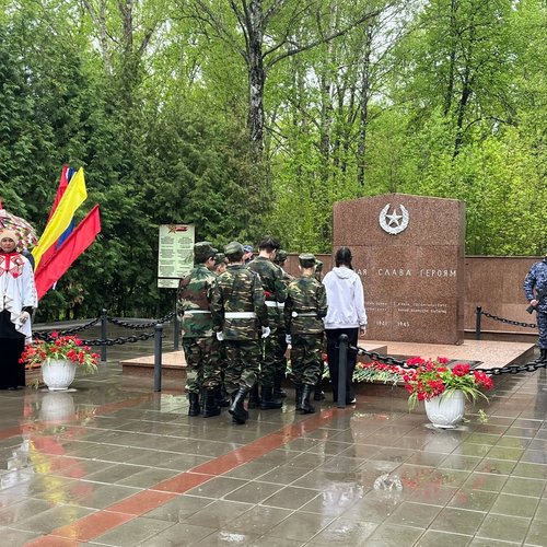 Церемония возложения цветов на мемориале, посвященном воинам, умершим от ран в госпиталях в годы Великой Отечественной войны.