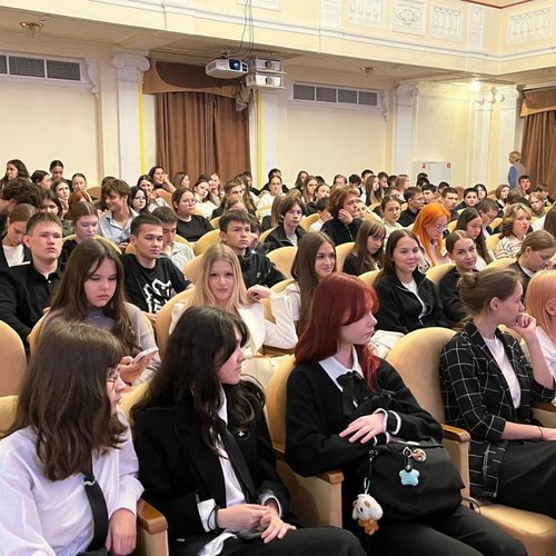 Учащиеся школы №1 на спектакле «Жизнь. Скрепы. История неродившейся души»
