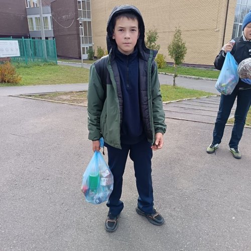 Уборка территории школы продолжается Уборка территории школы продолжается