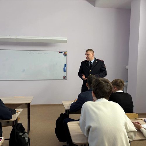 Профориентационная встреча учащихся старших классов с сотрудником полиции
