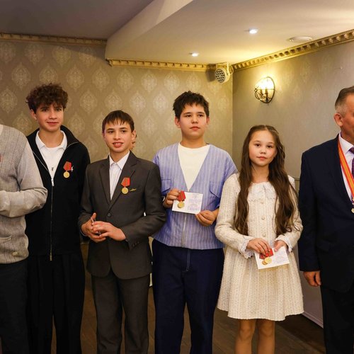 Ученикам СОШ 1 вручили юбилейные медали "80 лет Победы"