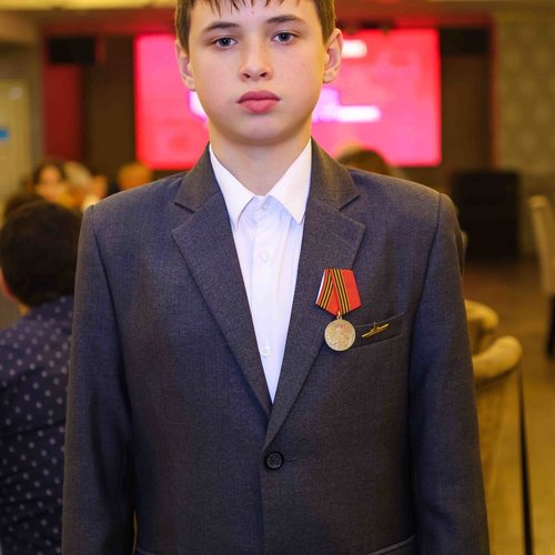 Ученикам СОШ 1 вручили юбилейные медали "80 лет Победы"