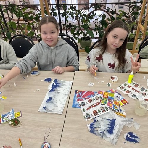 4И класс на мастер-классе по изготовлению новогодней игрушки на спиле дерева в технике декупаж.