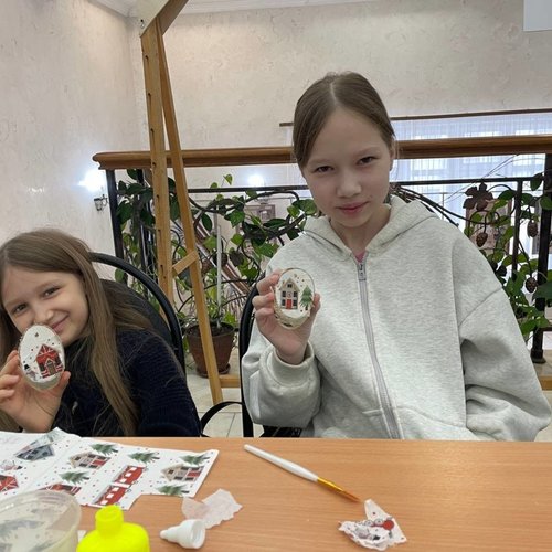 4И класс на мастер-классе по изготовлению новогодней игрушки на спиле дерева в технике декупаж.