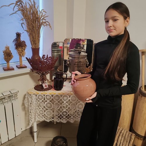 Экспонат школьного музея - глиняный горшок