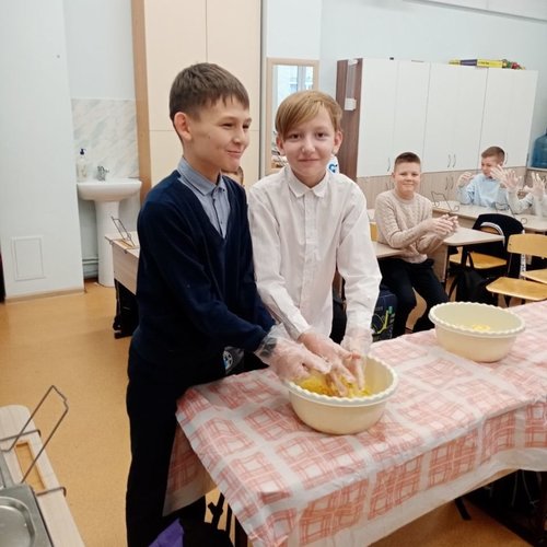 4Д класс на мастер-классе по изготовлению анти-мороженого