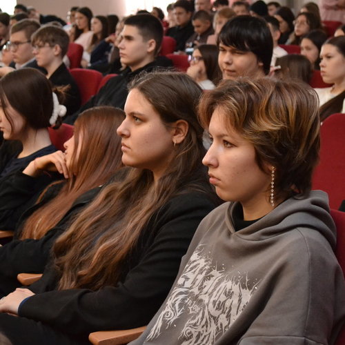 "Жизнь за други своя". Спектакль на сцене СОШ 1.