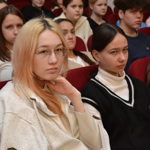 "Жизнь за други своя". Спектакль на сцене СОШ 1.