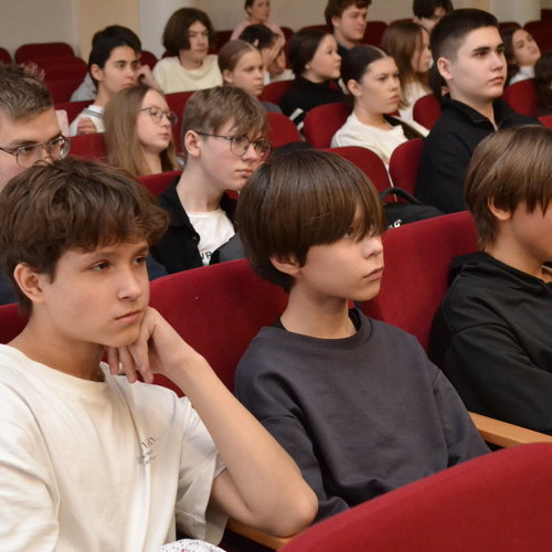 "Жизнь за други своя". Спектакль на сцене СОШ 1.