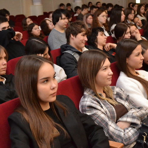 "Жизнь за други своя". Спектакль на сцене СОШ 1.