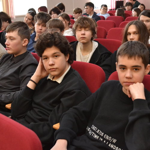 "Жизнь за други своя". Спектакль на сцене СОШ 1.