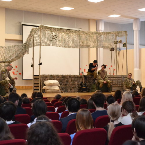 "Жизнь за други своя". Спектакль на сцене СОШ 1.