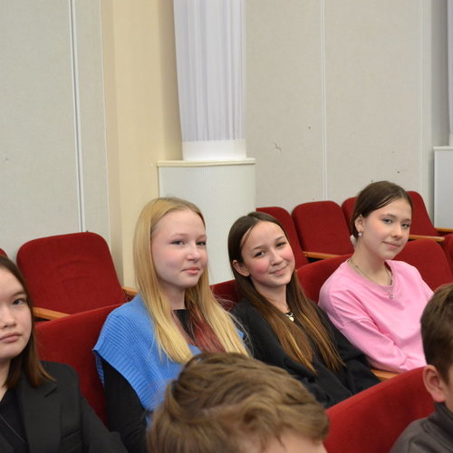 В СОШ 1 прошел урок Мужества с инструкторами Курса военной подготовки «ЗВЕЗДА».  