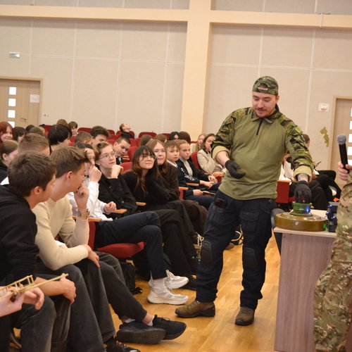 В СОШ 1 прошел урок Мужества с инструкторами Курса военной подготовки «ЗВЕЗДА».  