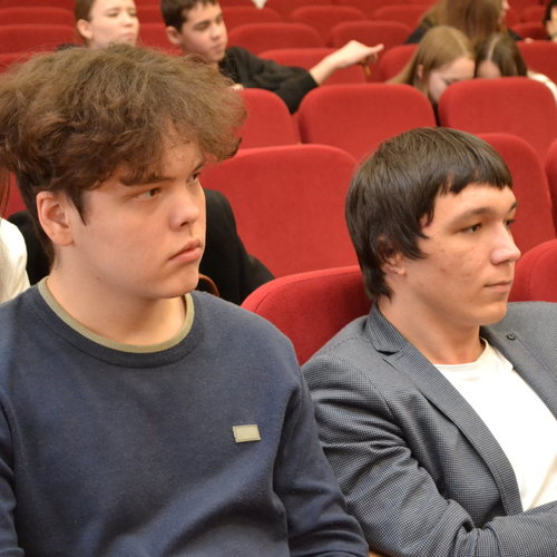 В СОШ 1 прошел урок Мужества с инструкторами Курса военной подготовки «ЗВЕЗДА».  