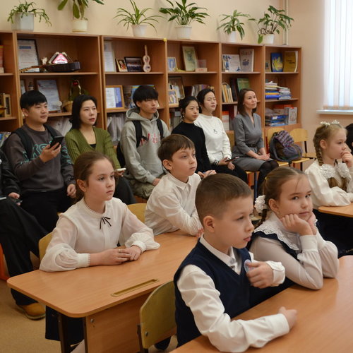 Учителя музыки из Китая в СОШ 1.