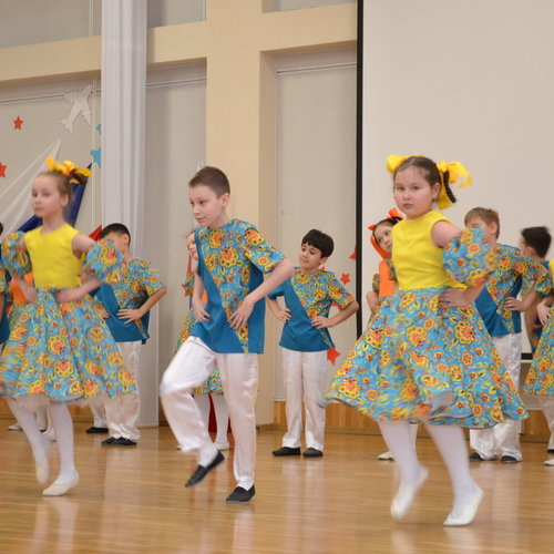 Учителя музыки из Китая в СОШ 1.