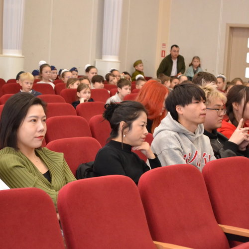 Учителя музыки из Китая в СОШ 1.