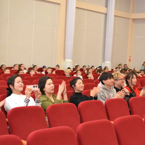 Учителя музыки из Китая в СОШ 1.