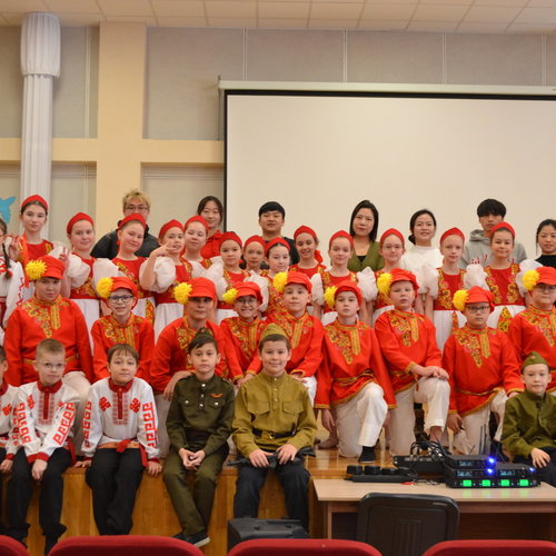 Учителя музыки из Китая в СОШ 1.