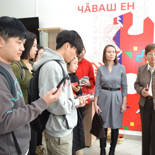 Учителя музыки из Китая в СОШ 1.