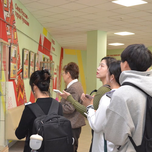 Учителя музыки из Китая в СОШ 1.