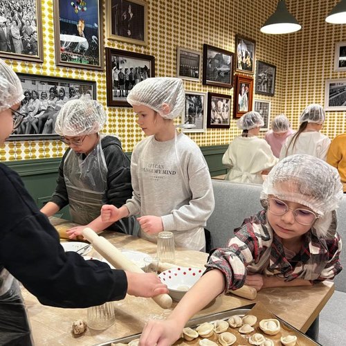 Мастер-класс по лепке пельменей.