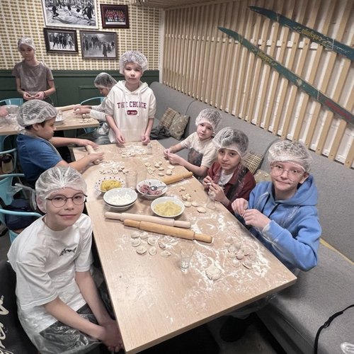 Мастер-класс по лепке пельменей.