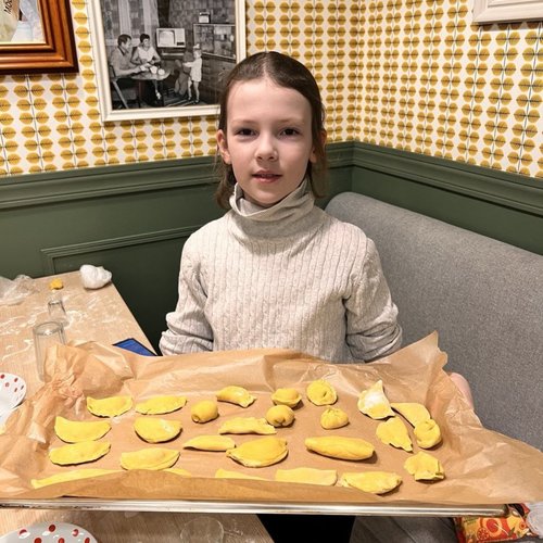 Мастер-класс по лепке пельменей.