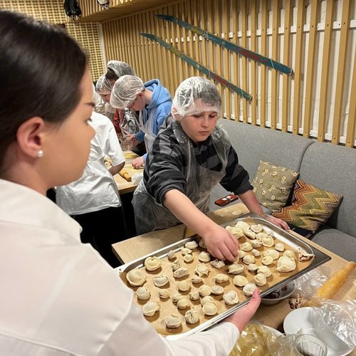 Мастер-класс по лепке пельменей.