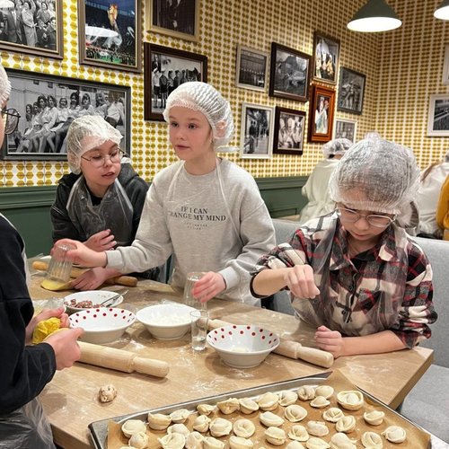 Мастер-класс по лепке пельменей.