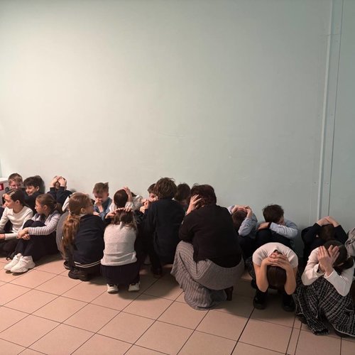 Учения по отработке сценария «Действия обучающихся, работников  образовательной организации и сотрудников охраны  при получении сигнала  гражданской обороны «Внимание всем!»  с информационным сообщением о воздушной тревоге