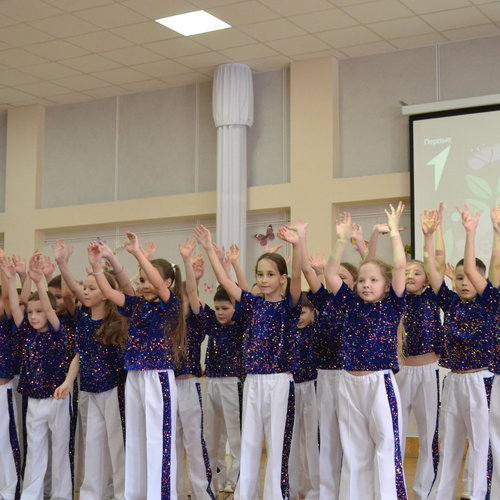 8 Марта в нашей школе: Весенний вихрь музыки, танца и искренних поздравлений!