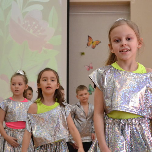 8 Марта в нашей школе: Весенний вихрь музыки, танца и искренних поздравлений!