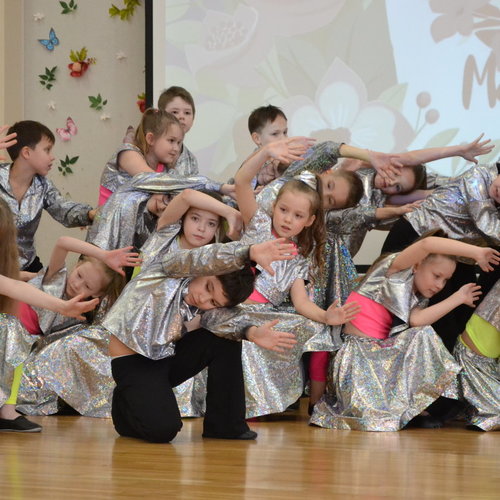 8 Марта в нашей школе: Весенний вихрь музыки, танца и искренних поздравлений!