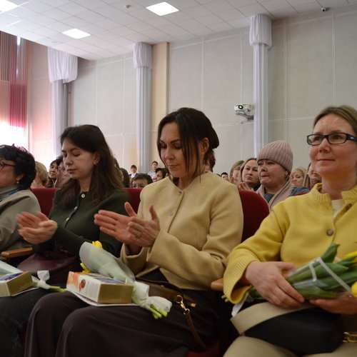 8 Марта в нашей школе: Весенний вихрь музыки, танца и искренних поздравлений!