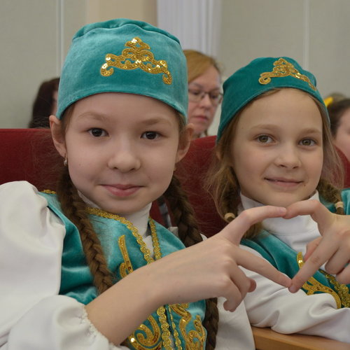 8 Марта в нашей школе: Весенний вихрь музыки, танца и искренних поздравлений!