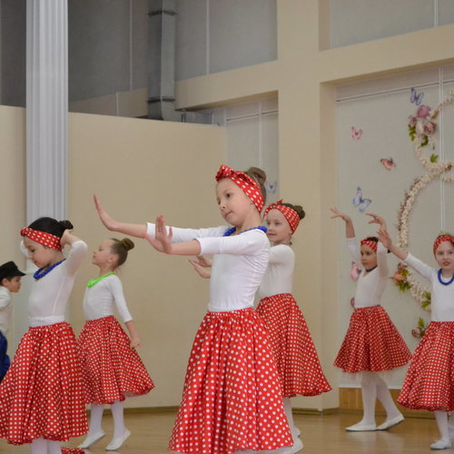 8 Марта в нашей школе: Весенний вихрь музыки, танца и искренних поздравлений!