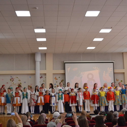 8 Марта в нашей школе: Весенний вихрь музыки, танца и искренних поздравлений!