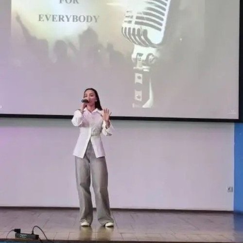 Поздравляем Киру Федотову со II местом в городском конкурсе иностранной песни!