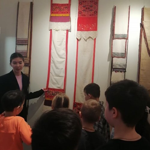 2В класс на выставке "От весны до весны"