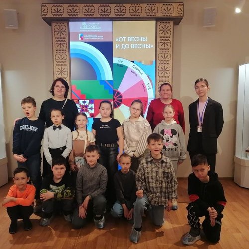 2В класс на выставке "От весны до весны"