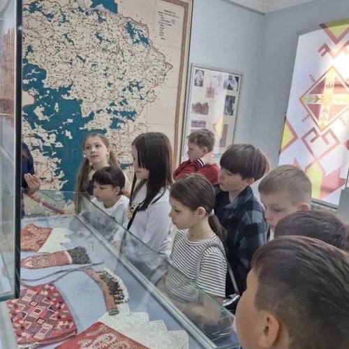 Яркие нити истории: 3 “З” класс в Музее чувашской вышивки.